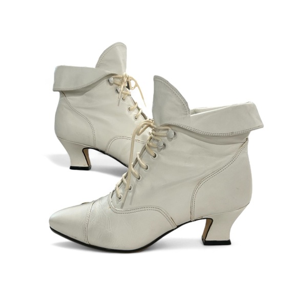 Victorian Inspired Leather Bootie Sz 5.5 - Picture 3 of 12